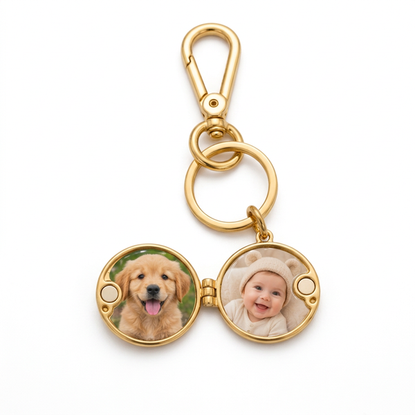 Chaveiro relicário redondo dourado com fotos de um cachorro e um bebê.
