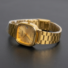 Relógio quadrado dourado com pulseira de aço inoxidável.