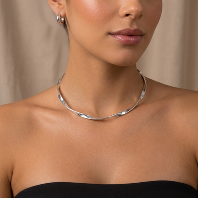 Choker Orgânica Prata Alumínio com design fluido e extensor ajustável.