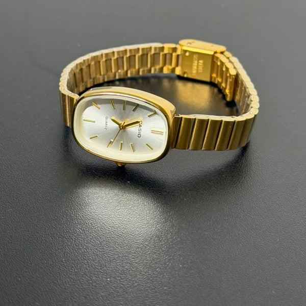 Relógio vintage oval dourado em aço inoxidável da Amba Black.