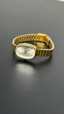 Relógio vintage oval dourado em aço inoxidável da Amba Black.