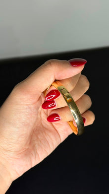 Relógio bracelete oval dourado com mostrador analógico da Amba Black.