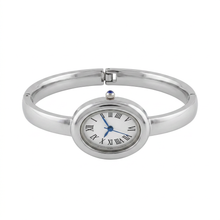 Relógio bracelete oval prata em aço inox com mostrador analógico e algarismos romanos.
