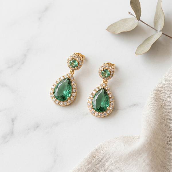 Brinco gota verde com cristais em dourado da Amba Black.