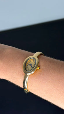 Relógio bracelete oval dourado com mostrador analógico da Amba Black.