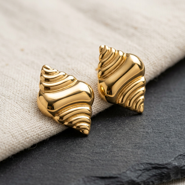 Brinco Maré Dourado em aço inoxidável com design de ondas.