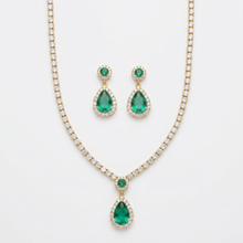 Conjunto de colar e brincos com pedra verde em formato de gota e cravejado.