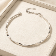 Choker Orgânica Prata Alumínio com design fluido e extensor ajustável.