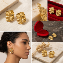 Brinco Chapa Martelada Dourado Aço Inoxidável em estojo vermelho.