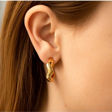 Argola Ondulada Dourada - Semijoia