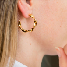 Argola Trançada Dourada - Semijoia