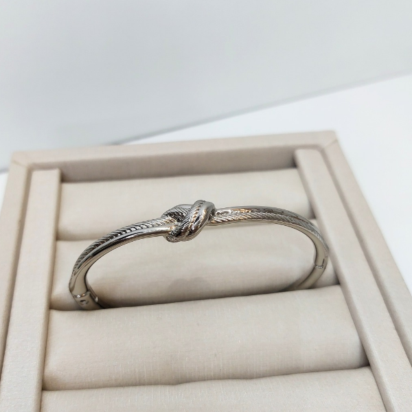 Bracelete Nó Prata Semijoia Design Moderno